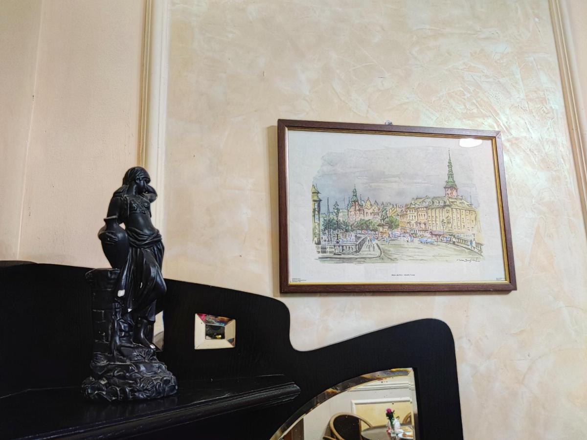 Chaplin Hotel Лвив Екстериор снимка