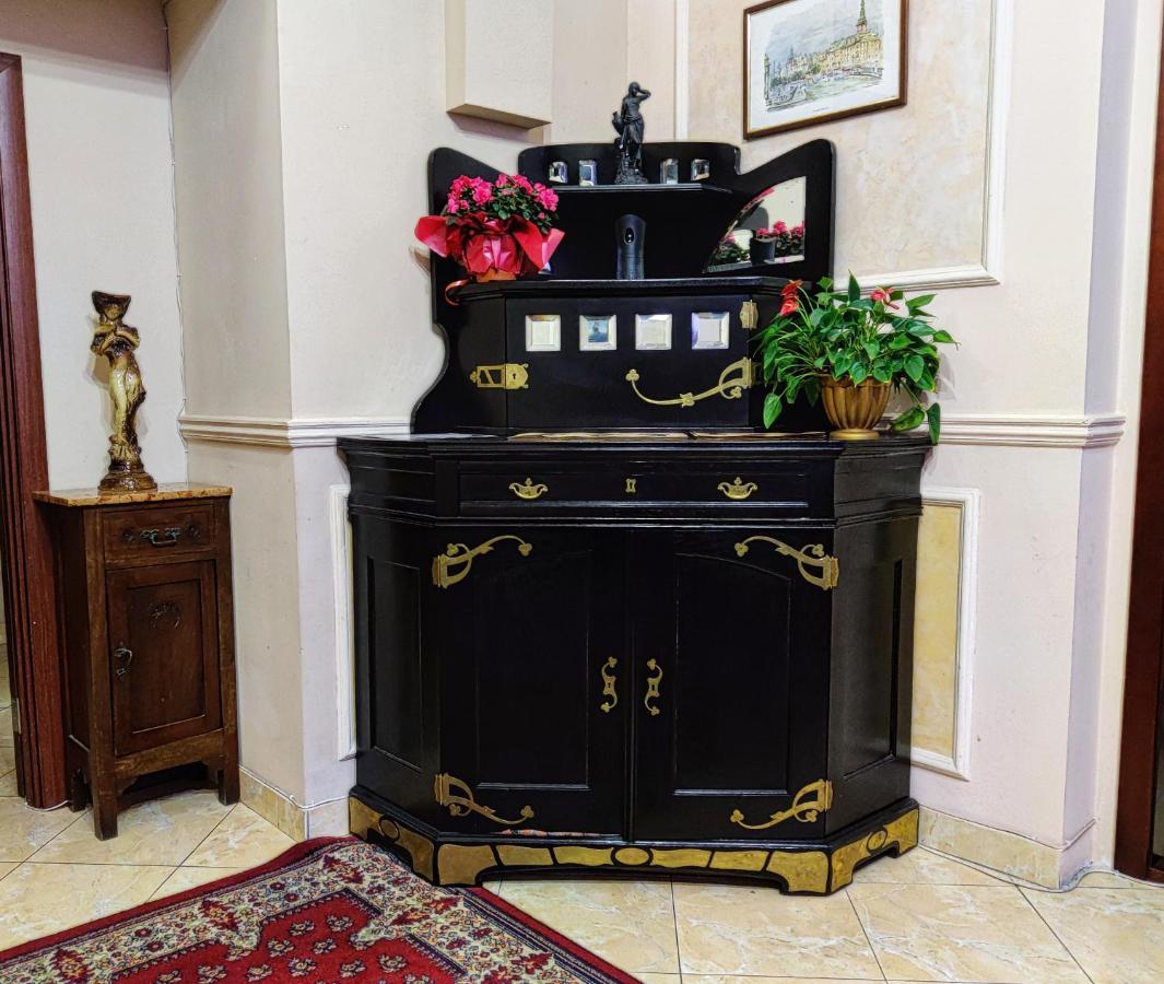 Chaplin Hotel Лвив Екстериор снимка