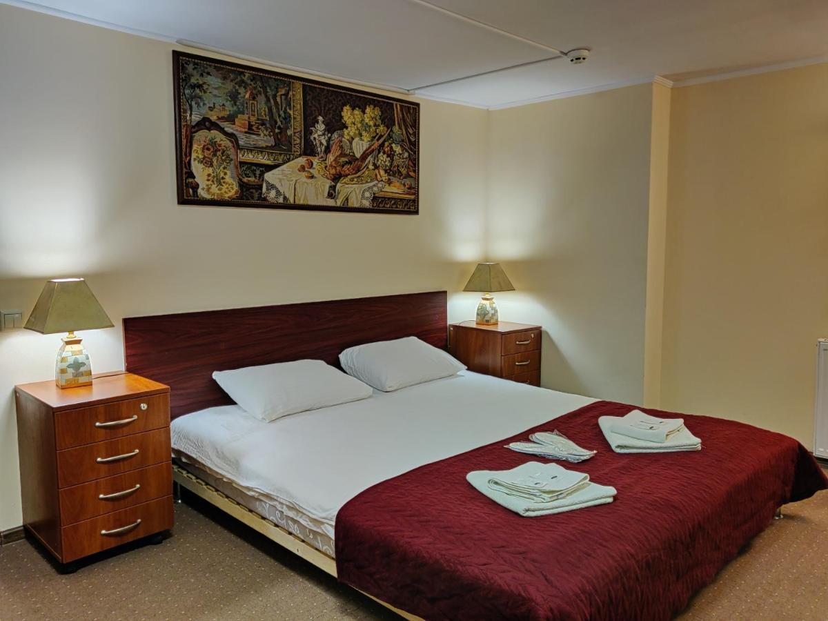 Chaplin Hotel Лвив Екстериор снимка