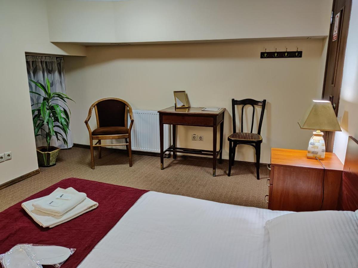 Chaplin Hotel Лвив Екстериор снимка