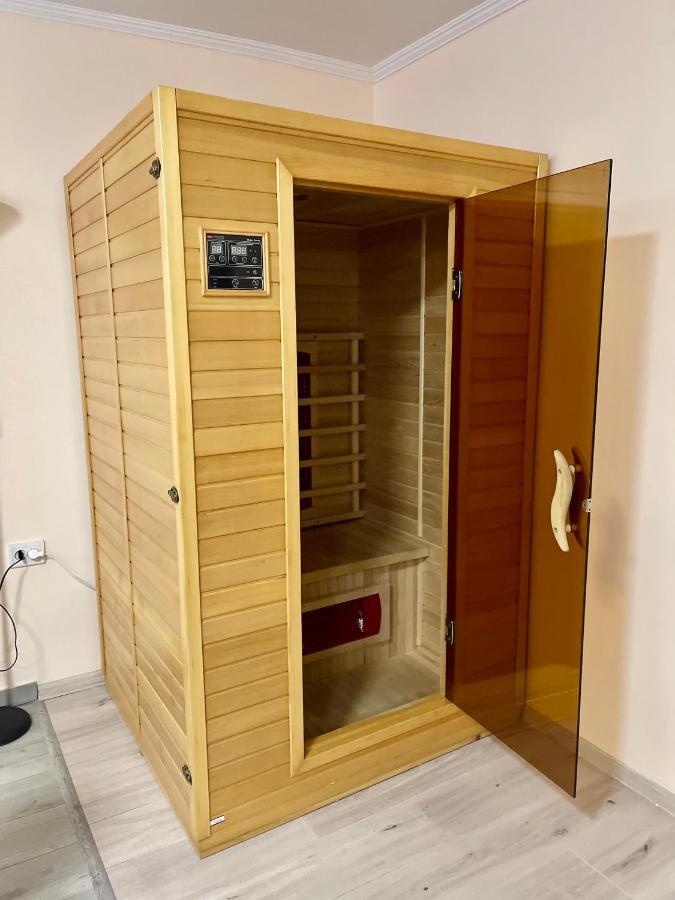 Chaplin Hotel Лвив Екстериор снимка