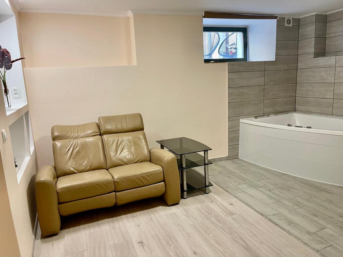Chaplin Hotel Лвив Екстериор снимка